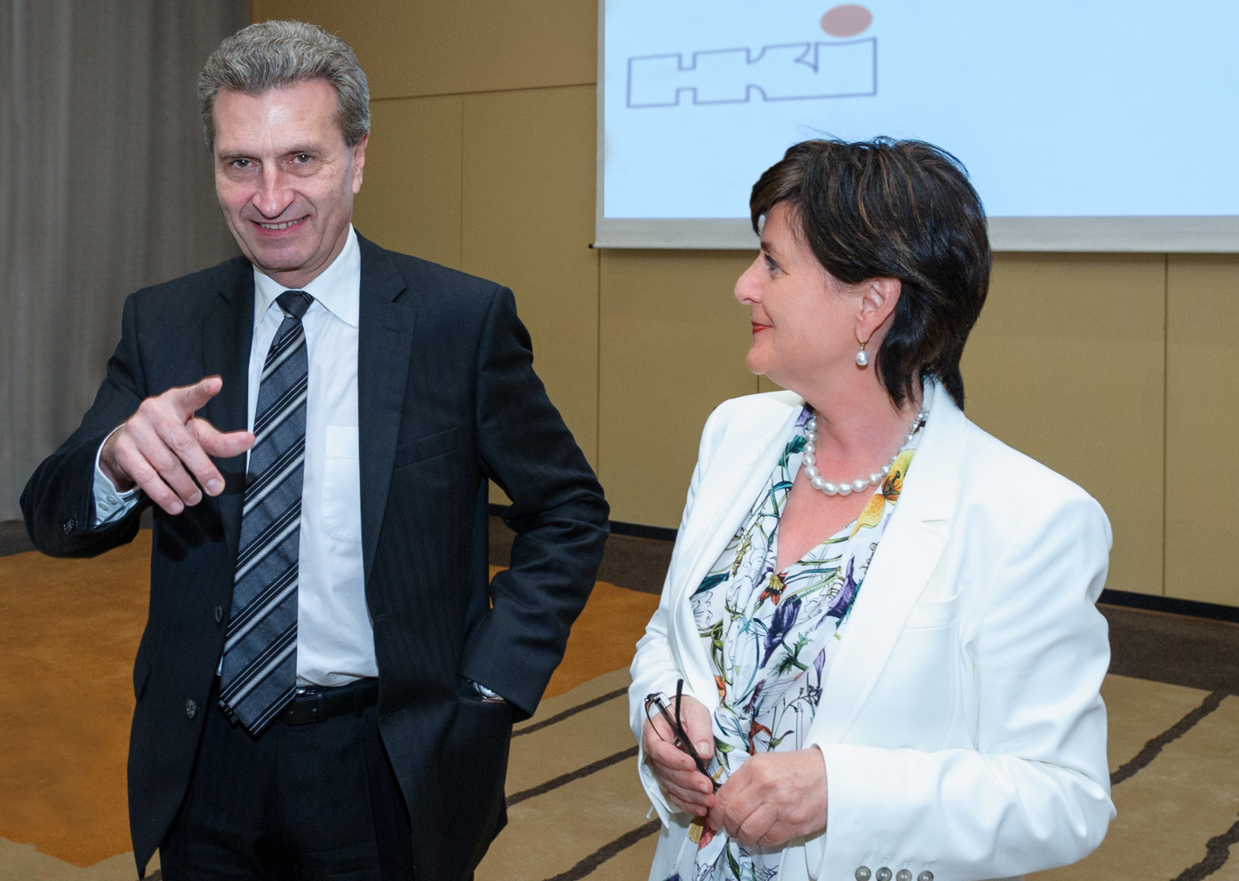 Günther H. Oettinger, Mitglied der Europäischen Kommission mit Zuständigkeit für Energie, mit Christiane Wodtke, Präsidentin HKI Industrieverband Haus-, Heiz- und Küchentechnik. Foto: HKI